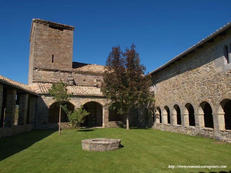 CLAUSTRO Y TEMPLO DESDE EL SUR